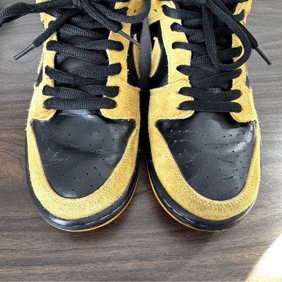 Nike SB Dunk Low Iowa Sneakers - Picture 2 of 10